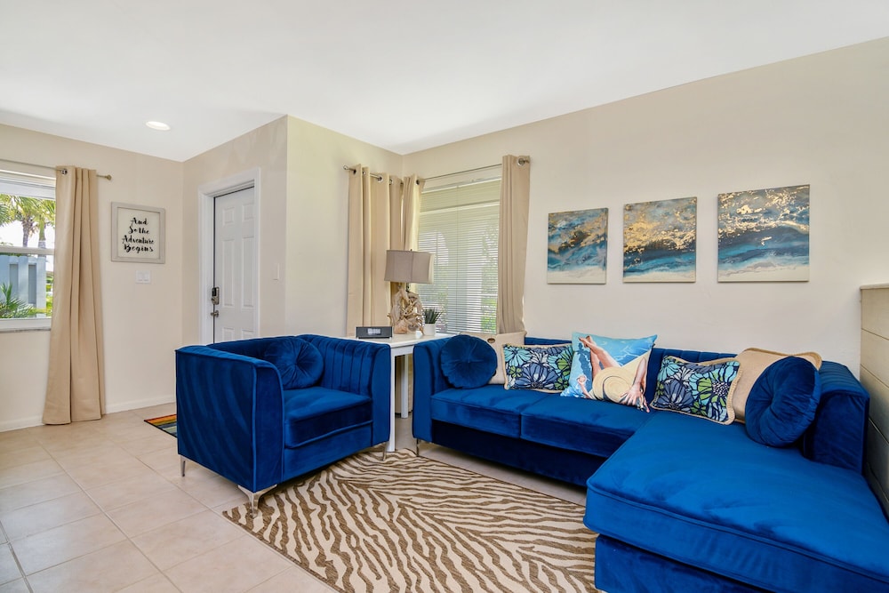 Superior Suite, Kitchen, Pool View photo 2