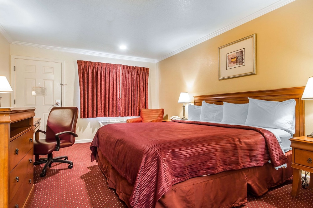 Standard Room, 1 King Bed, Non Smoking - Photo 3