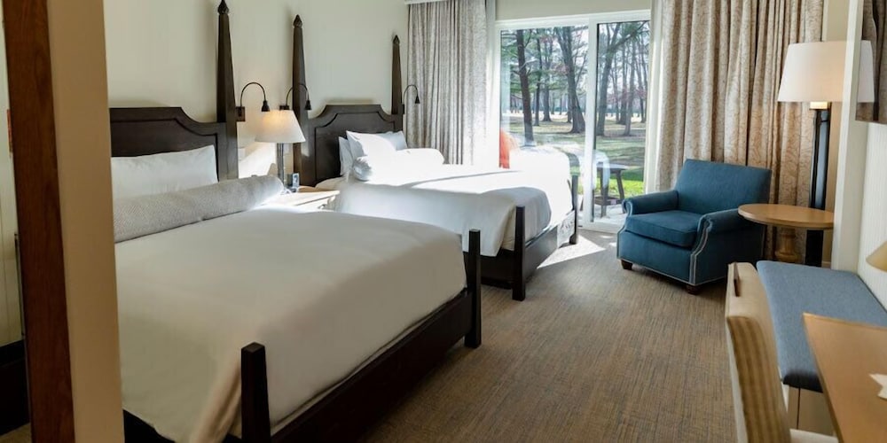 Deluxe Room, 2 Queen Beds, Terrace, Golf View