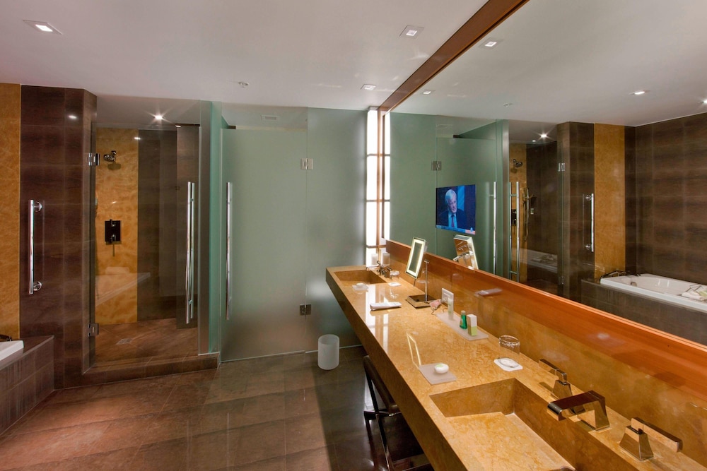Suite, 1 Bedroom, Corner thumbnail 5