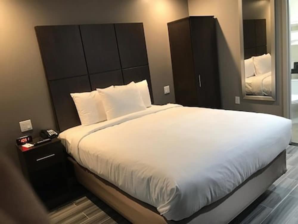 Standard Room, 1 Queen Bed, Non Smoking photo 2