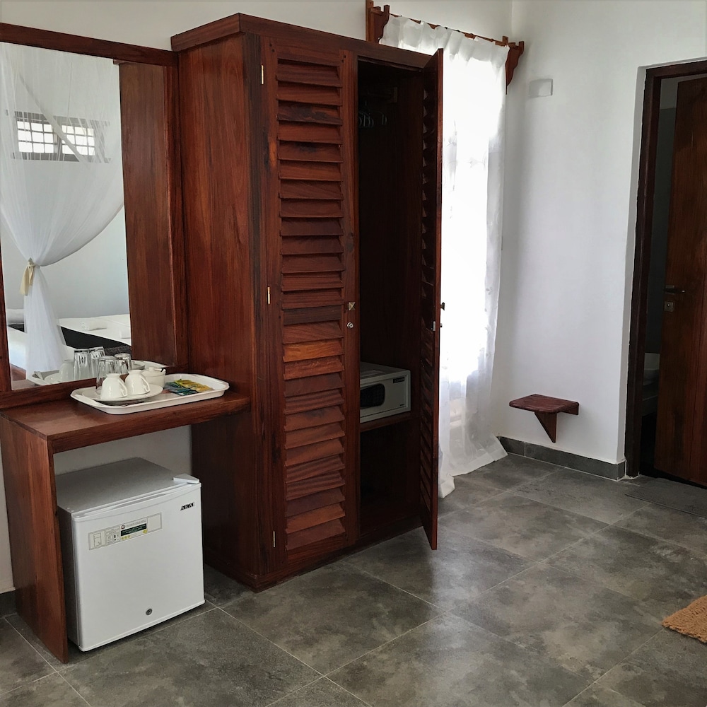 Deluxe Bungalow, 1 King Bed, Partial Sea View, Beachside