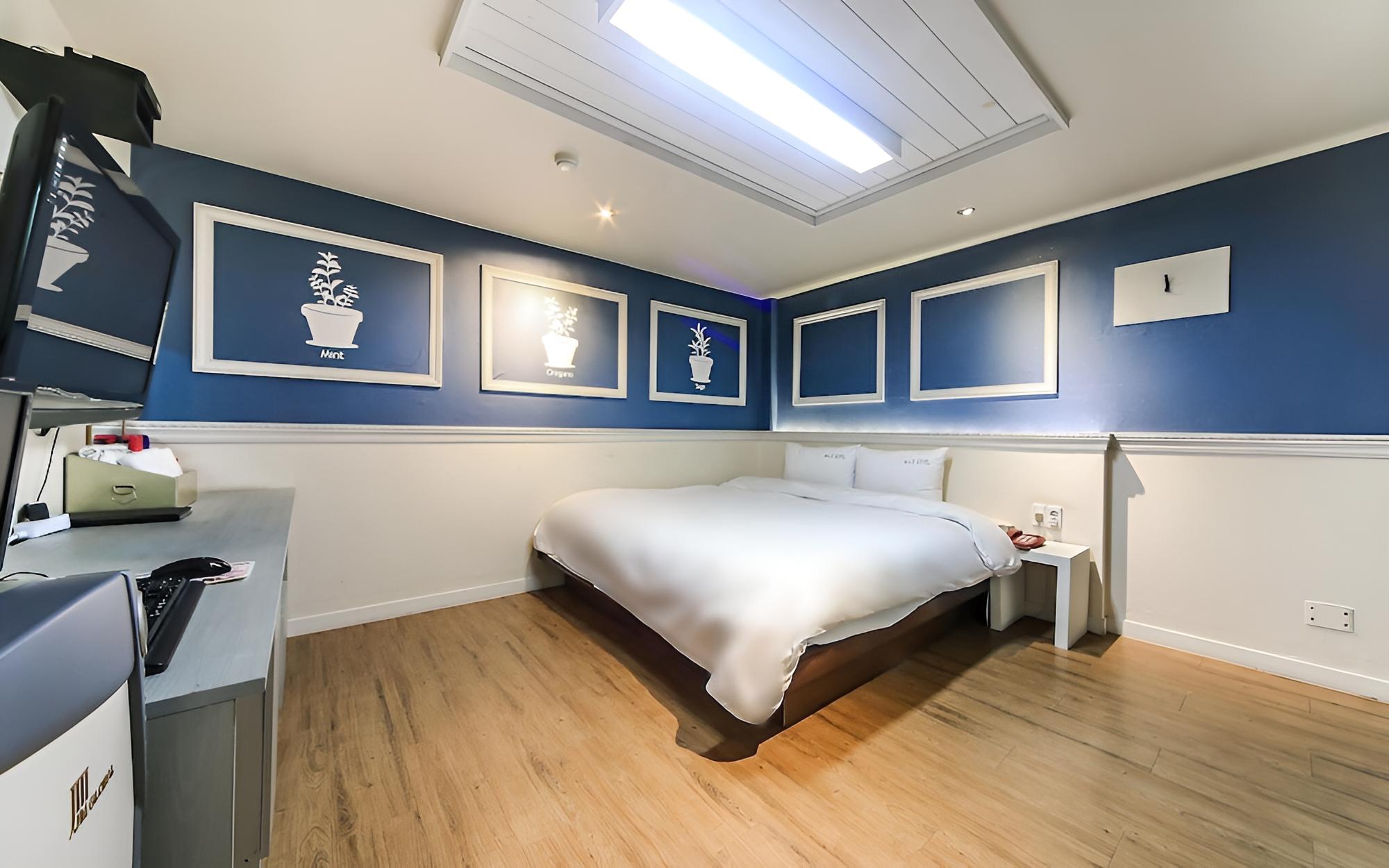 Room (Standard (Super King Bed/Free Parking) - Photo 10