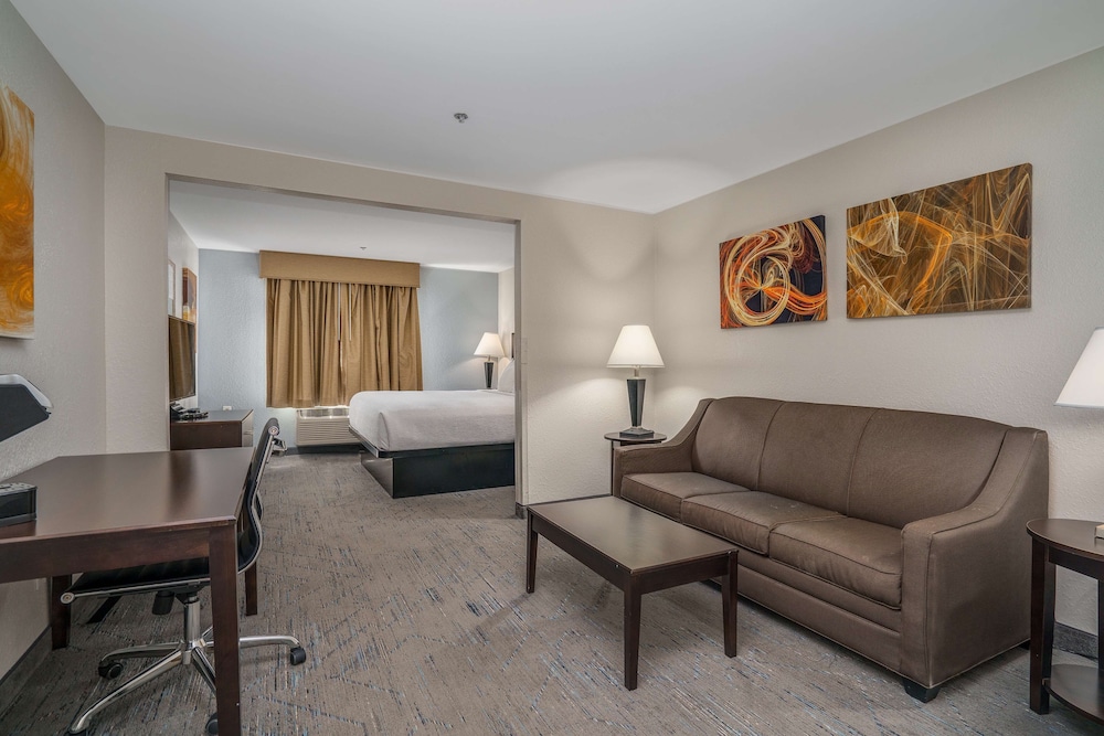 Business Suite, 1 King Bed, Non Smoking, Refrigerator & Microwave photo 1