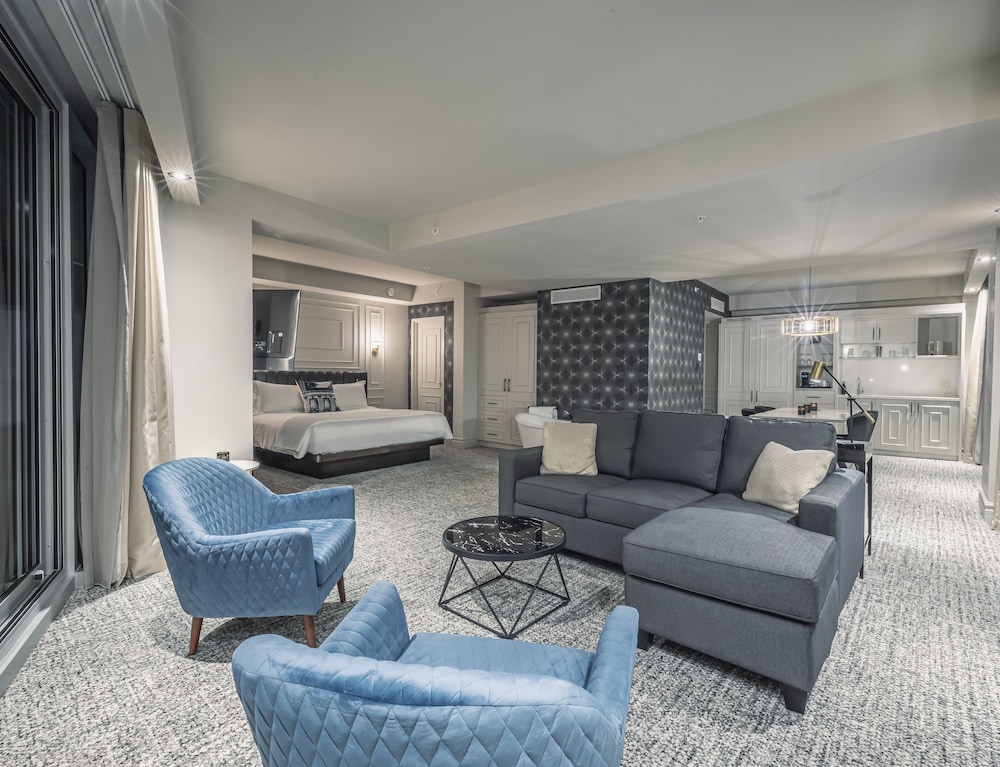 Suite Horizon with King bed, balcony, Old Quebec view and Laurentides view photo 3
