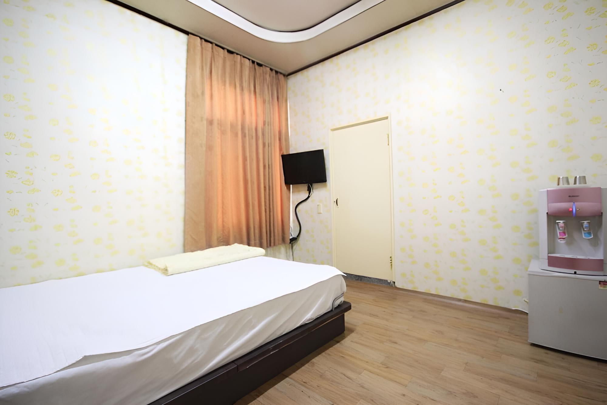 Room (Standard Room) - Photo 16