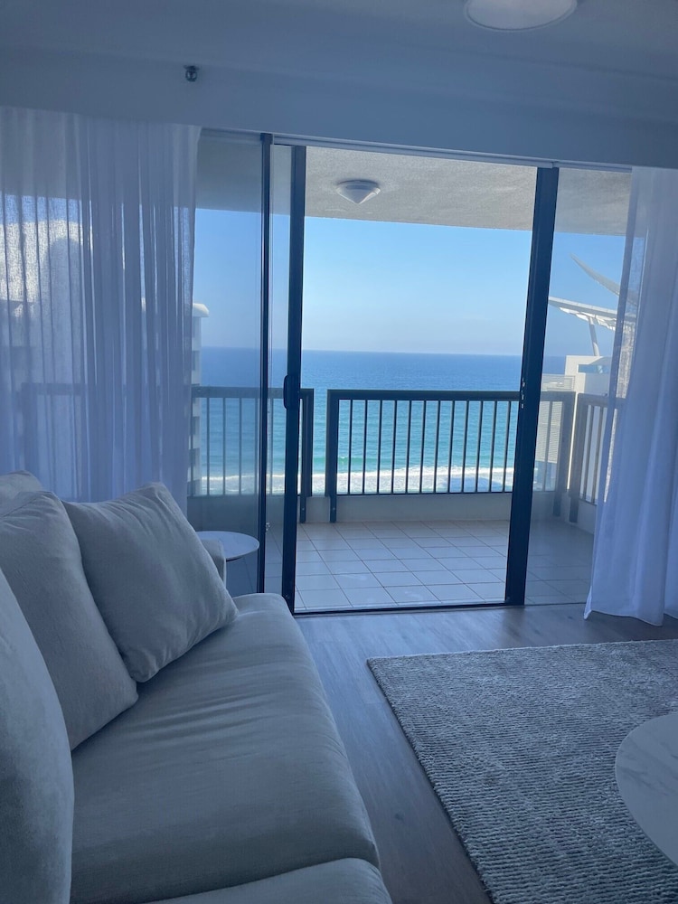 Two-Bedroom Apartment with Ocean View (High Floor)