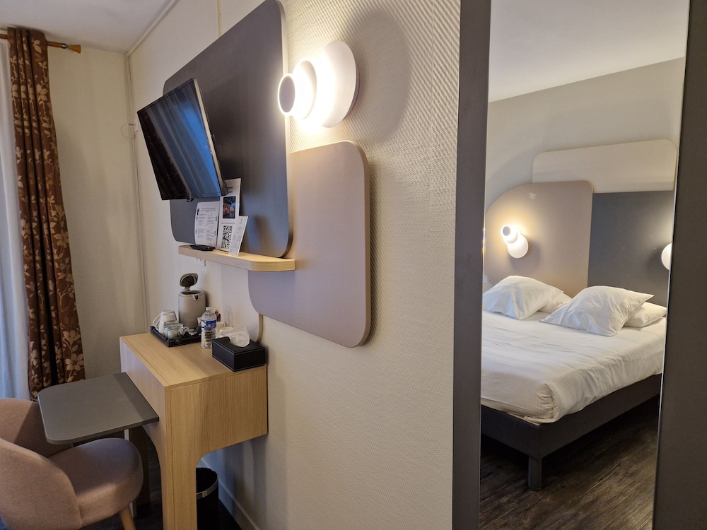 Standard Room, 1 Queen Bed, Non Smoking, Terrace - Photo 3