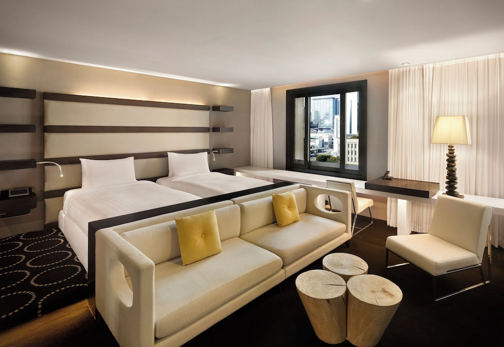 Club Suite, 1 King Bed, Corner - Photo 1