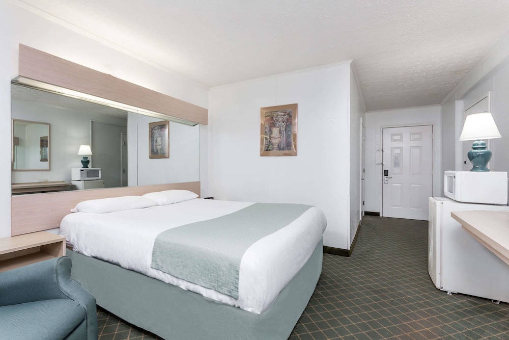 Standard Room, 1 King Bed photo 2