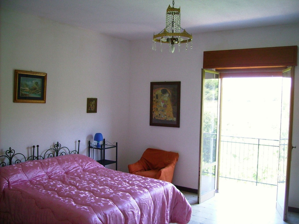 House, 5 Bedrooms, 2 Bathrooms, Hill View photo 2