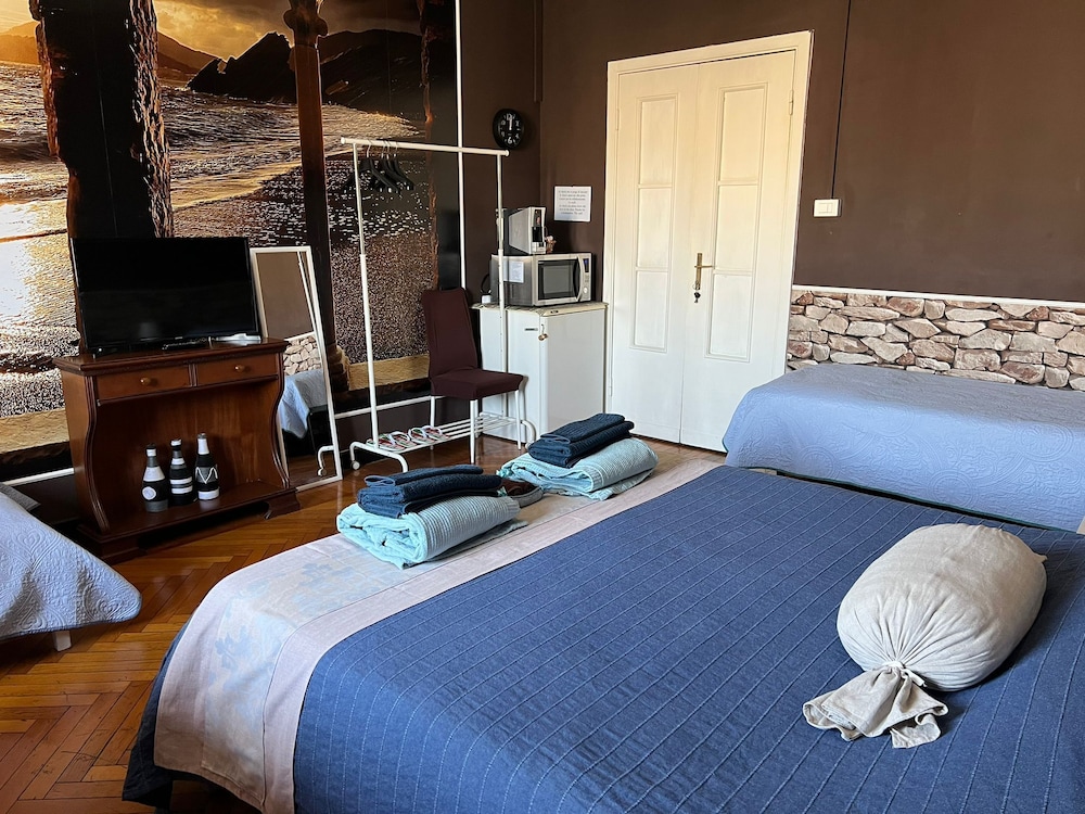 Classic Double Or Twin Room, 1 Bedroom, Shared Bathroom, Tower (External) photo 2