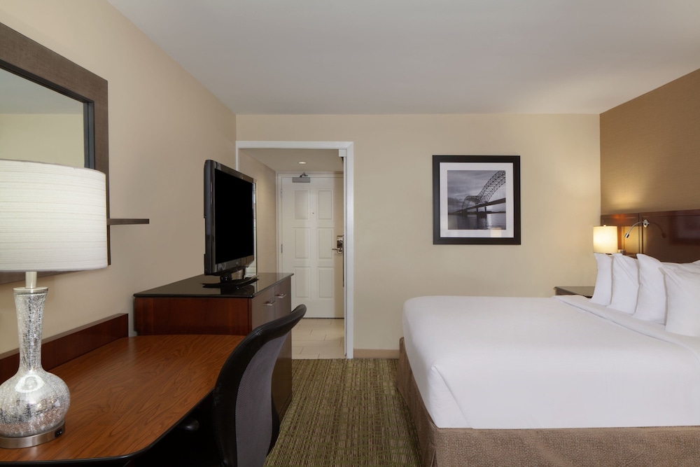 Traditional Room, 1 King Bed (Mobility/Hearing Access, Roll-in Shwr) photo 2