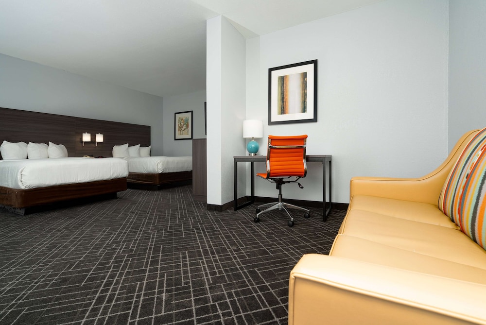 Suite, 2 Queen Beds, Microwave photo 1