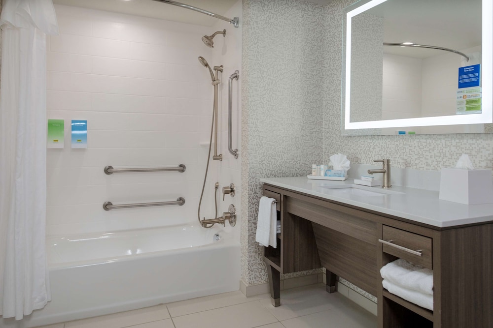 Studio, 2 Queen Beds, Accessible, Bathtub (Mobility & Hearing) photo 2