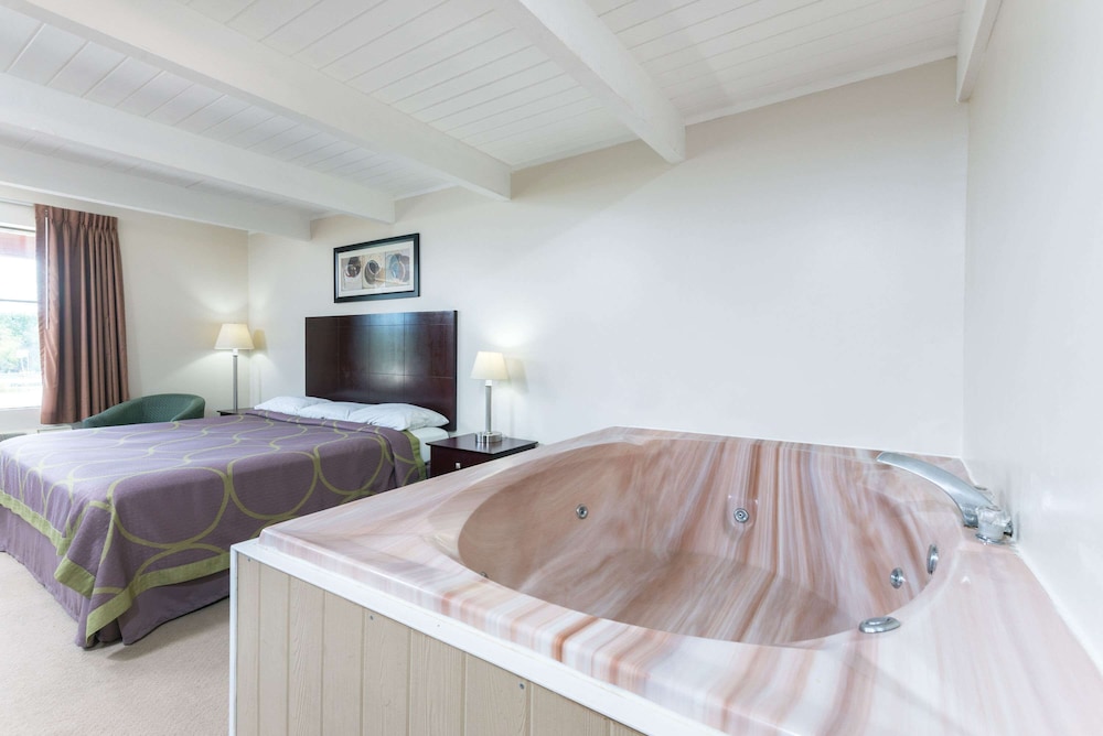 Studio Suite, 1 King Bed, Non Smoking - Photo 2