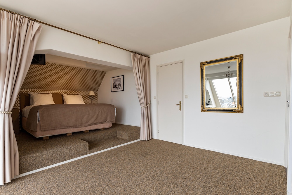 Suite, 1 King Bed, City View
