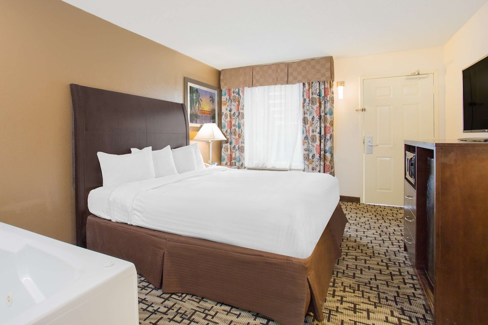 Suite, 1 King Bed, Non Smoking, Jetted Tub - Photo 1