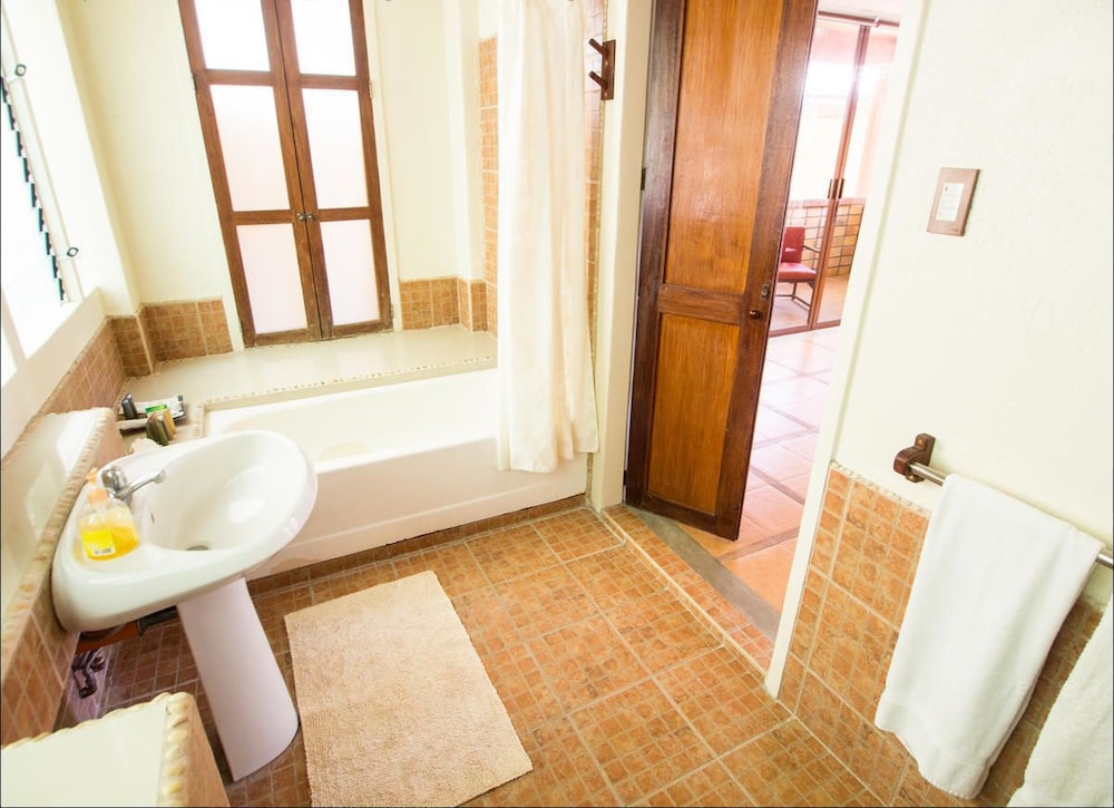 Deluxe Room, 1 King Bed, Balcony photo 3