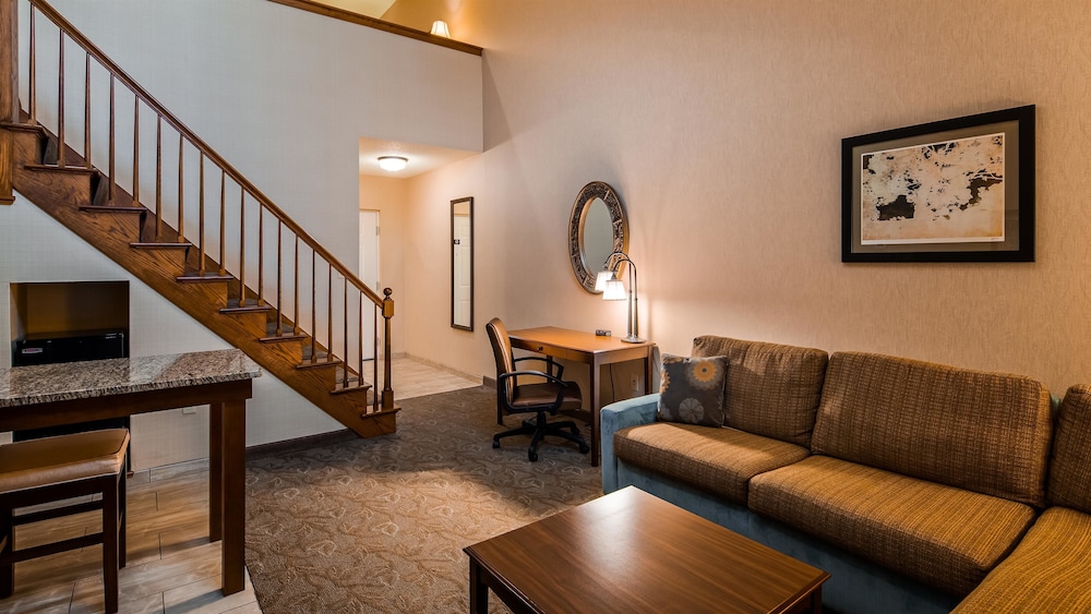 Suite, 1 Queen Bed, Non Smoking, Jetted Tub - Photo 4