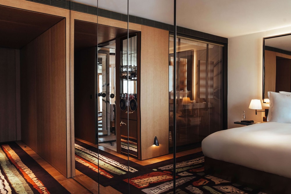 Deluxe Room, 1 Queen Bed, Air conditioning