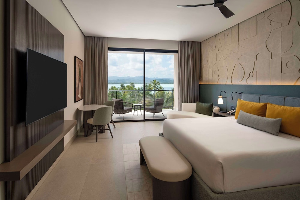 Room, 1 King Bed, Oceanfront - Photo 2