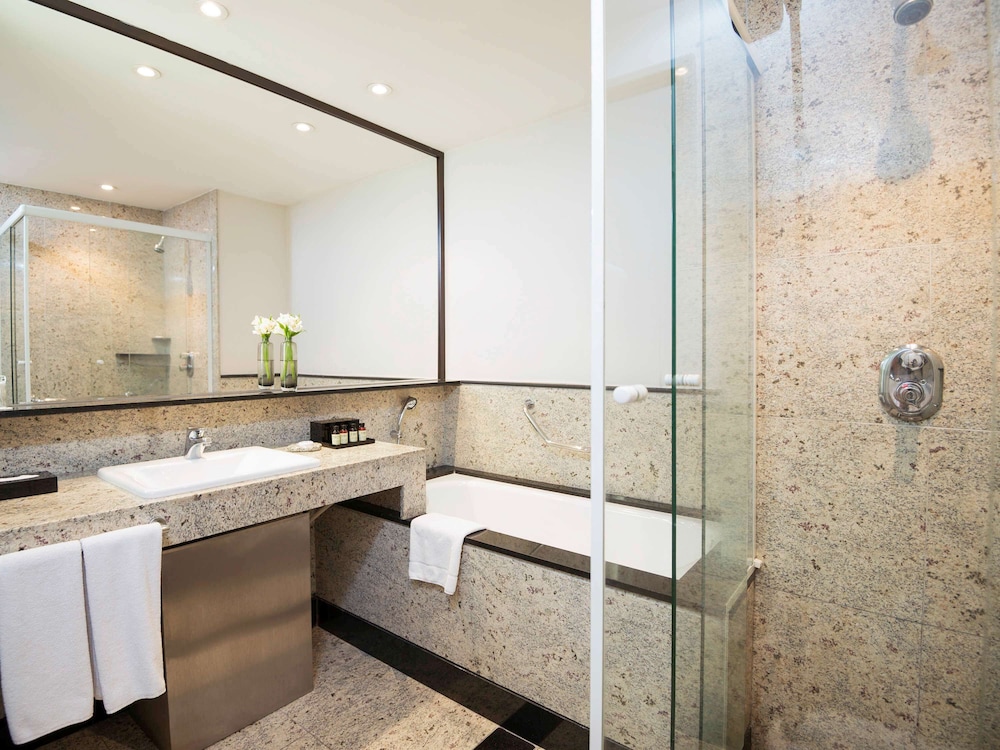 Family Suite, 1 King Bed, Bathtub photo 2