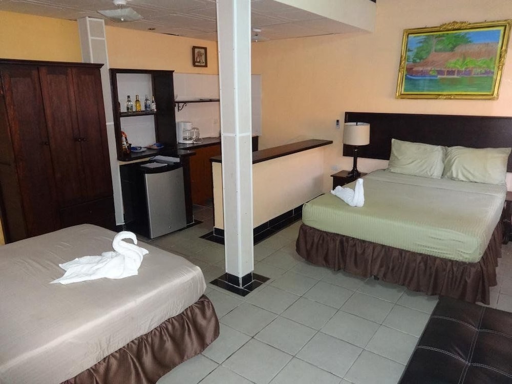 Deluxe Suite, Multiple Beds, Garden View