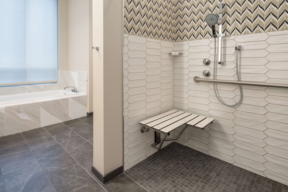 Penthouse, 2 Bedrooms, Accessible (Mobility & Hearing, Roll-In Shower)