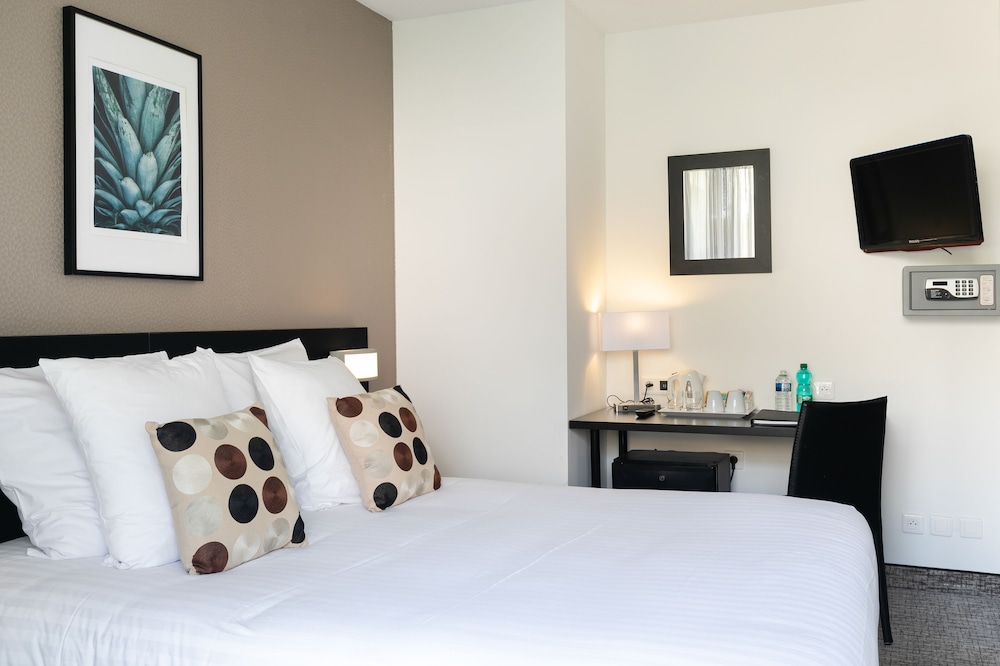 Standard Room, 1 Queen Bed, Non Smoking - Photo 3