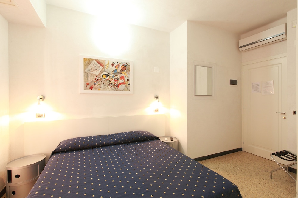 Basic Double Room, 1 Queen Bed photo 3