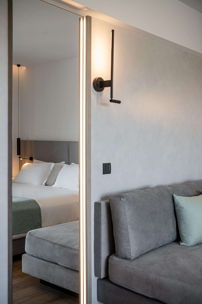 Superior Room with River Pool View photo 3