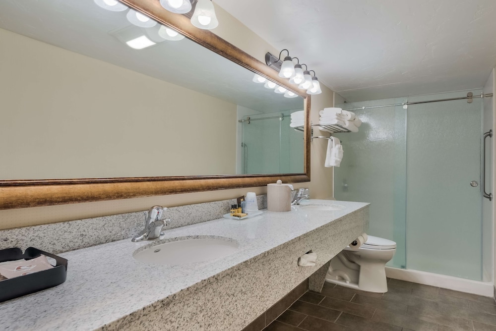 Suite, 2 Queen Beds, Non Smoking, Refrigerator & Microwave photo 3