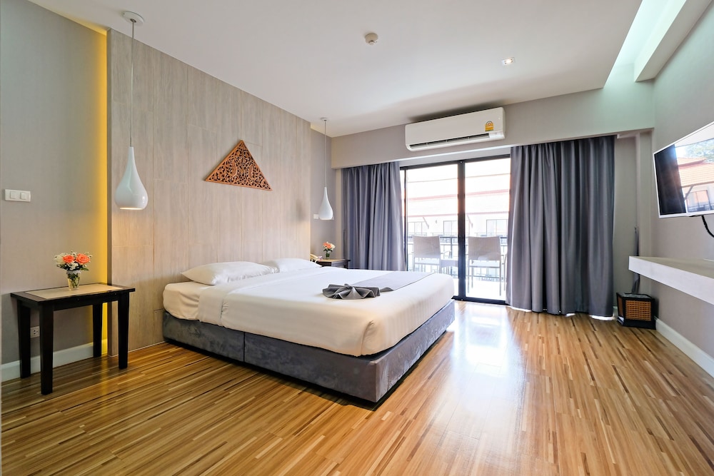 Deluxe Room, 1 King Bed - Photo 12