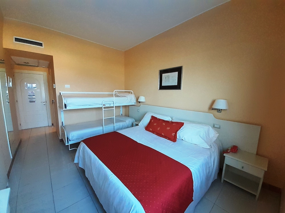 Family Quadruple Room - Photo 1
