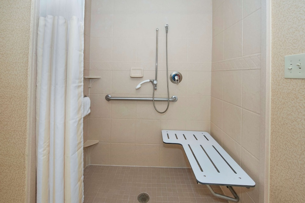 Room, 2 Queen Beds, Accessible (Mobility & Hearing, Roll-In Shower) - Photo 2