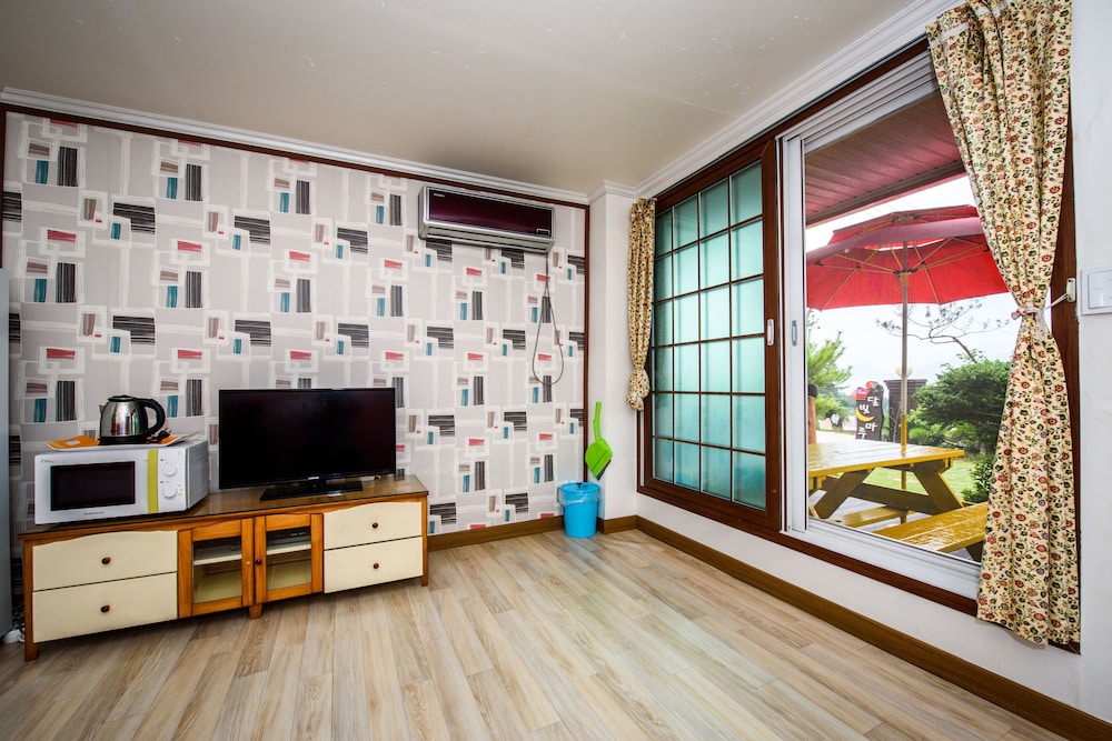 Room (Moon) photo 1