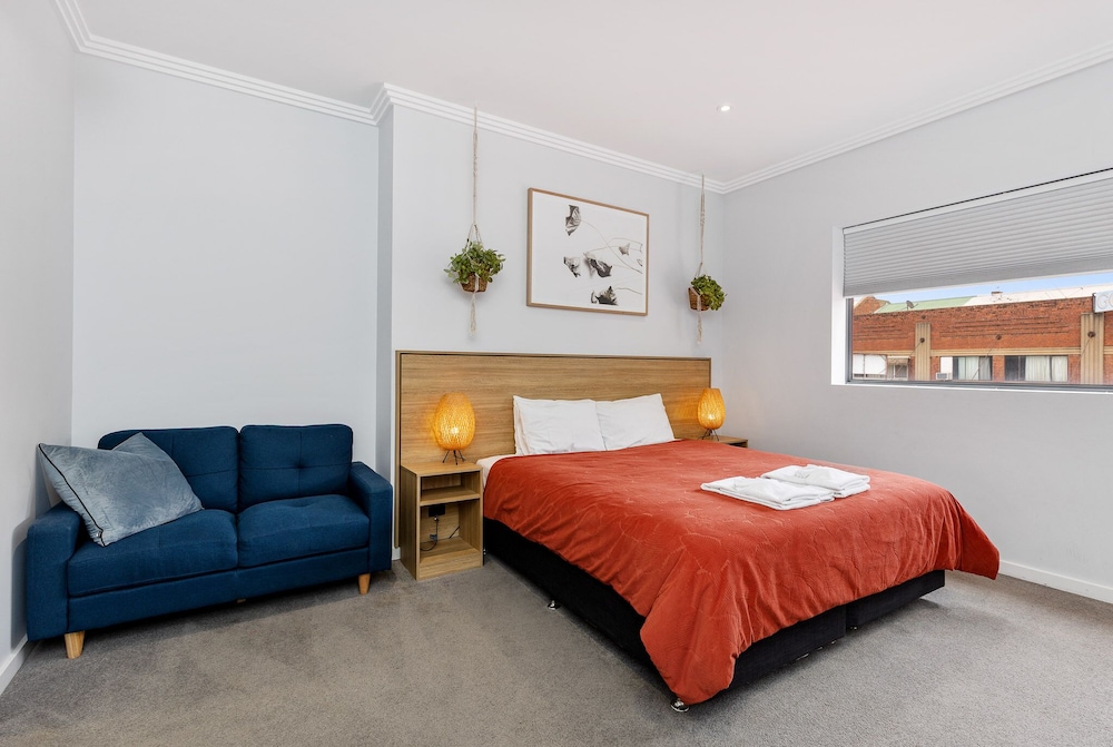 Executive Studio Suite, 1 King Bed, Kitchen, City View photo 2