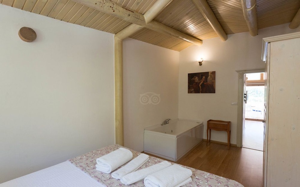 Honeymoon Room with Balcony and Forest View photo 1