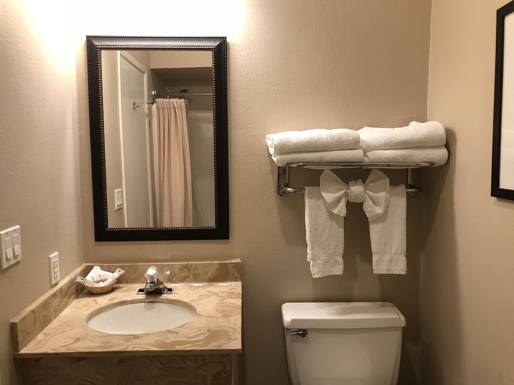 Mobility Accessible, 1 King Bed, Golf View photo 2