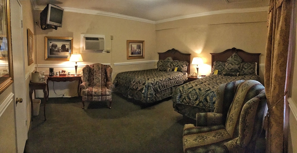 Signature Room, 2 Queen Beds, Annex Building (located beside the Historic Inn)
