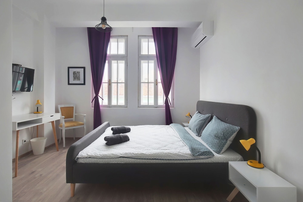 Deluxe Double Room, 1 Queen Bed, Private Bathroom, City View photo 1