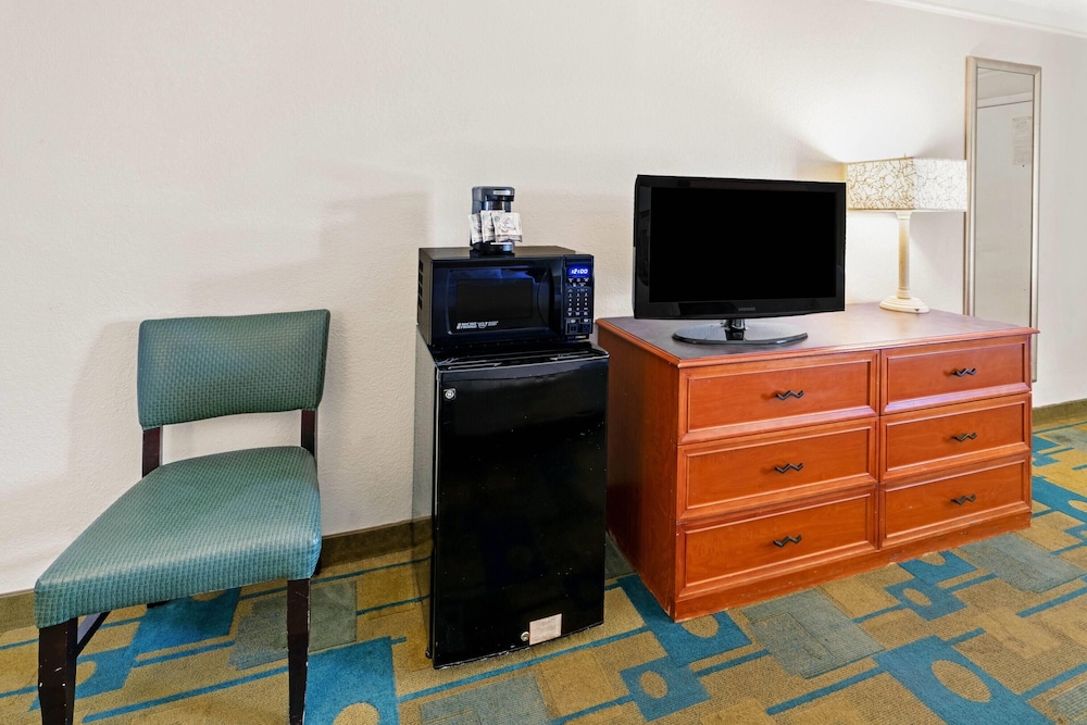Room, 2 Double Beds, Mobility Accessible, Non Smoking (Mobility, Roll-in Shower) - Photo 2