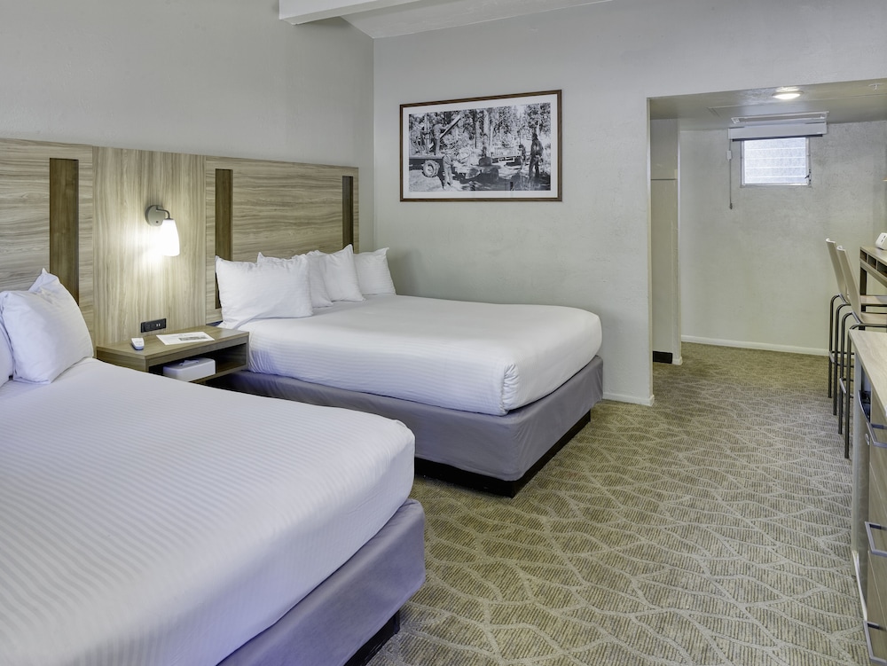 Room, 2 Queen Beds (West, Sorry No Pets) thumbnail 5