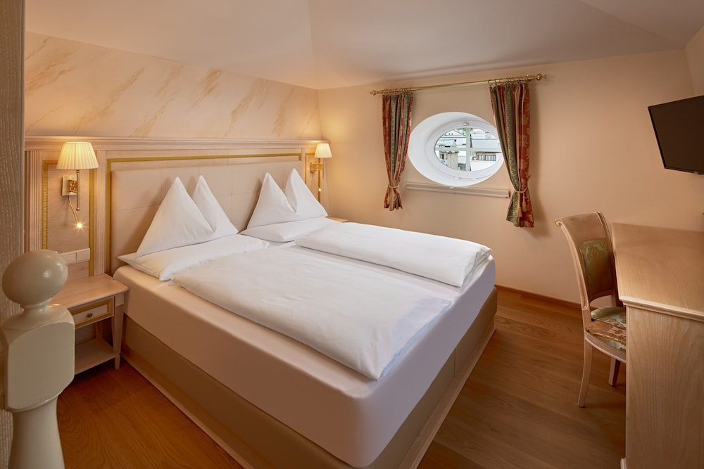Junior Suite, Lake View (Open Gallery) - Photo 1