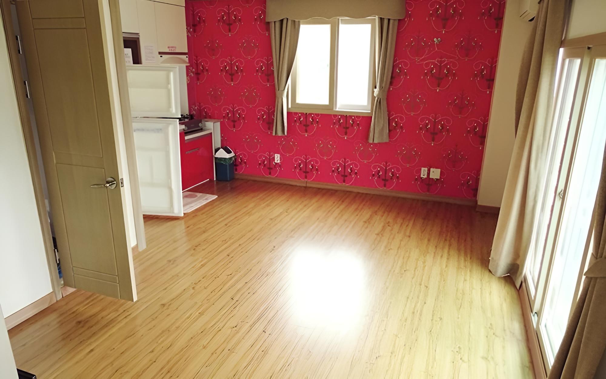 Room (Room 201)