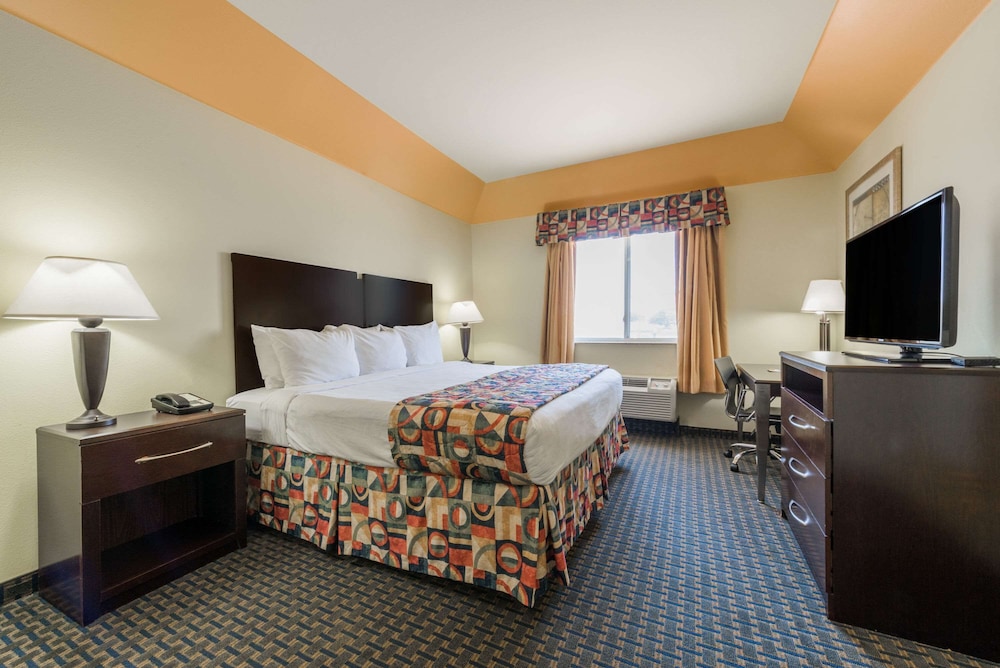 Basic Room, 1 Queen Bed, Non Smoking - Photo 1