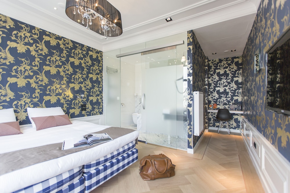 Deluxe Quadruple Room, Canal View photo 3