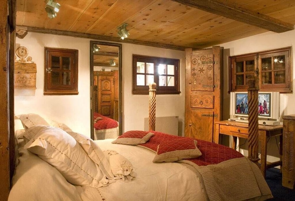 Room des Trolles with Private Indoor Jacuzzi