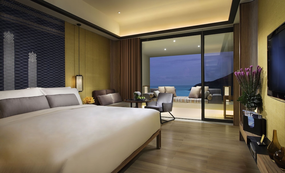 Classic Room, 1 King Bed, Ocean View (High Floor) - Photo 3